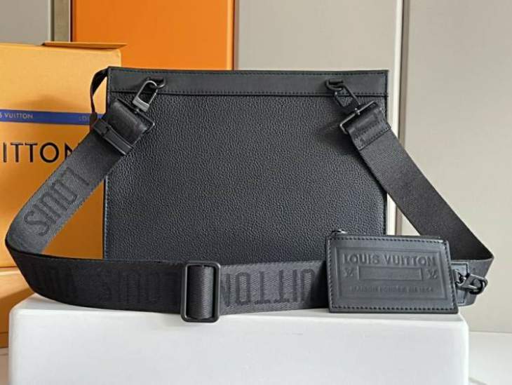 Picture of Louis Vuitton Mens Bags _SKUfw115952269fw